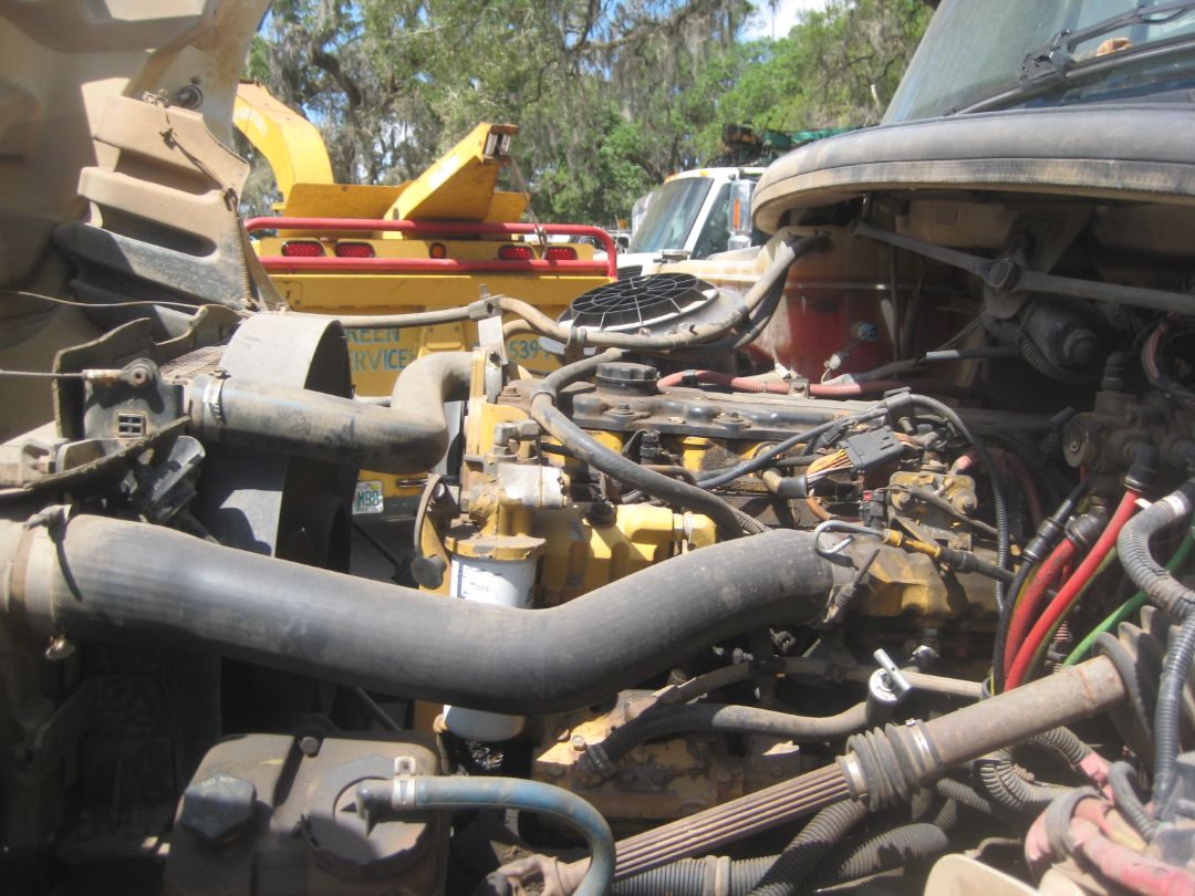 2006 FREIGHTLINER M2 106 - view 2 of 9