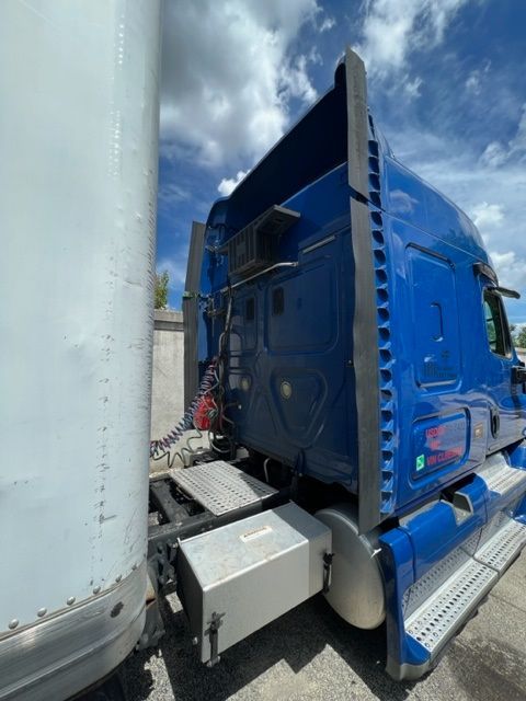 2012 FREIGHTLINER Cascadia - view 5 of 25