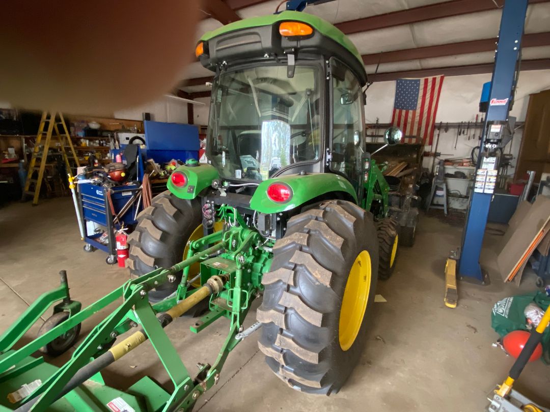 2017 John Deere 4052R - view 3 of 40