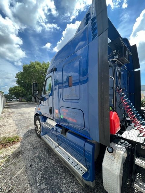 2012 FREIGHTLINER Cascadia - view 3 of 25