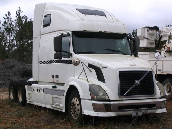 2004 VOLVO VNL 64T 670