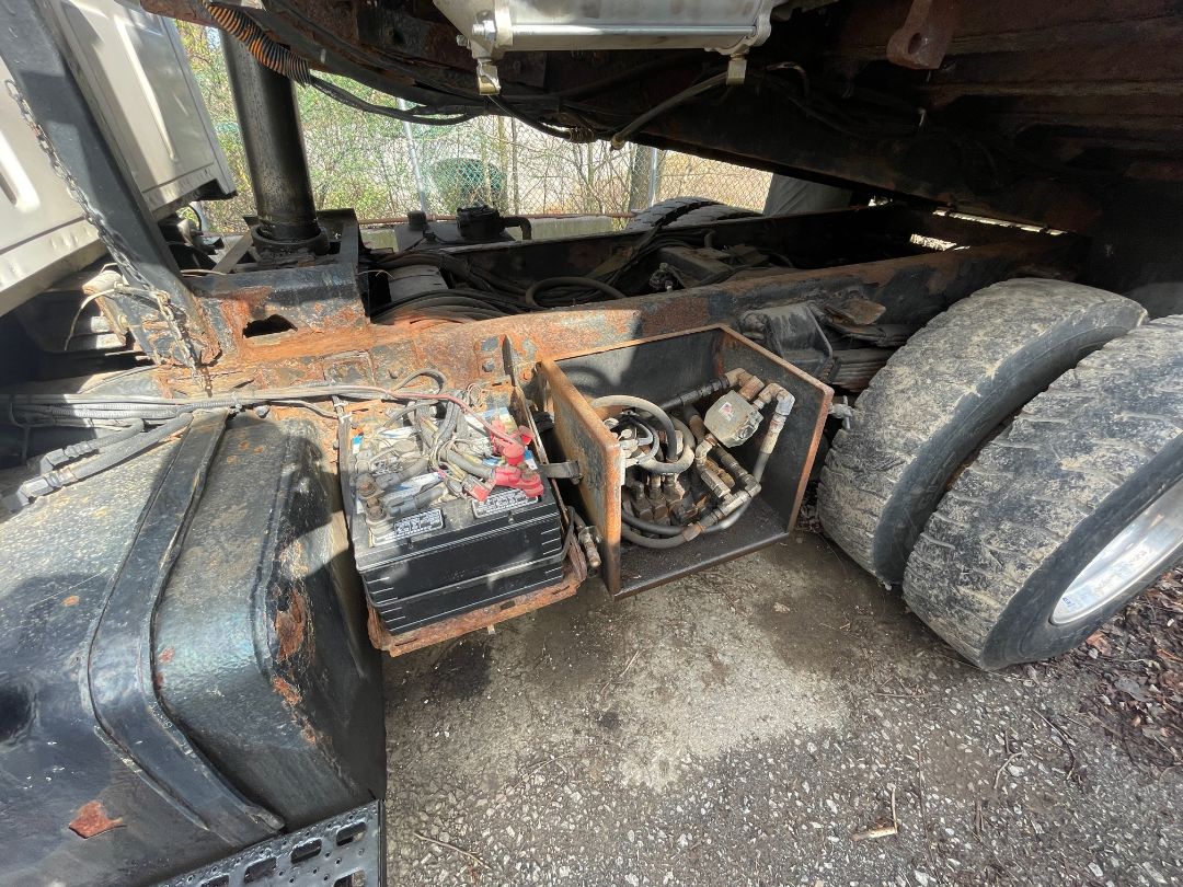 2000 STERLING L-Series Dump Truck - view 17 of 24
