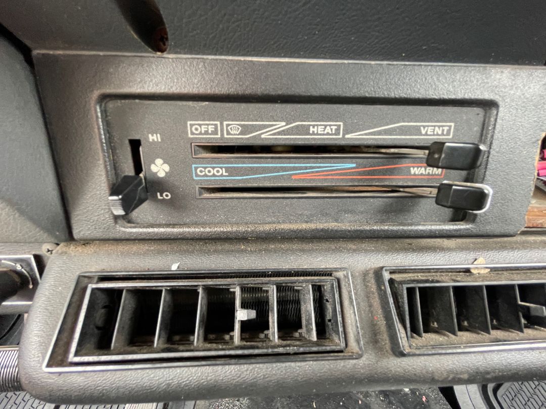 1989 JEEP Wrangler - view 18 of 32