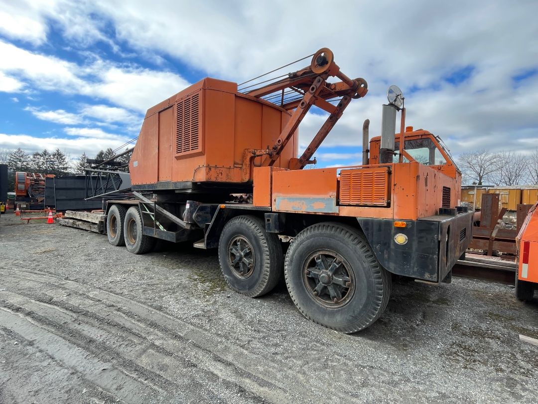 1977 P & H 790TC 90-Ton Crane - view 4 of 30