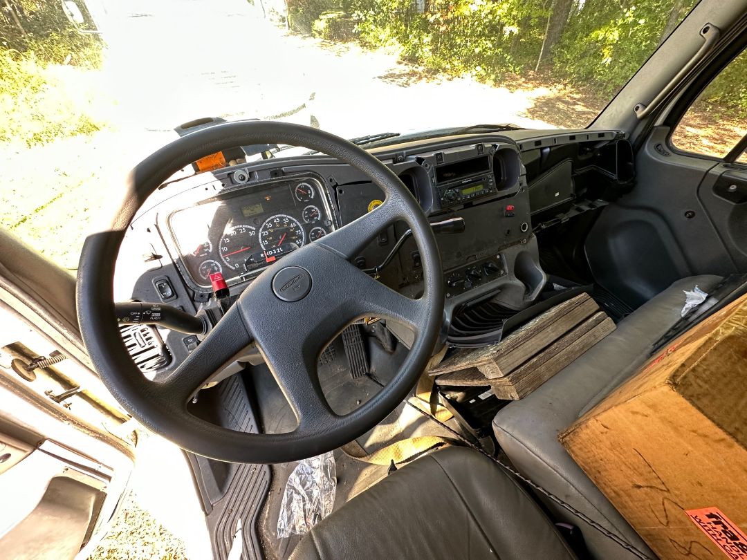 2006 FREIGHTLINER M2 Business Class Box Truck - view 20 of 35