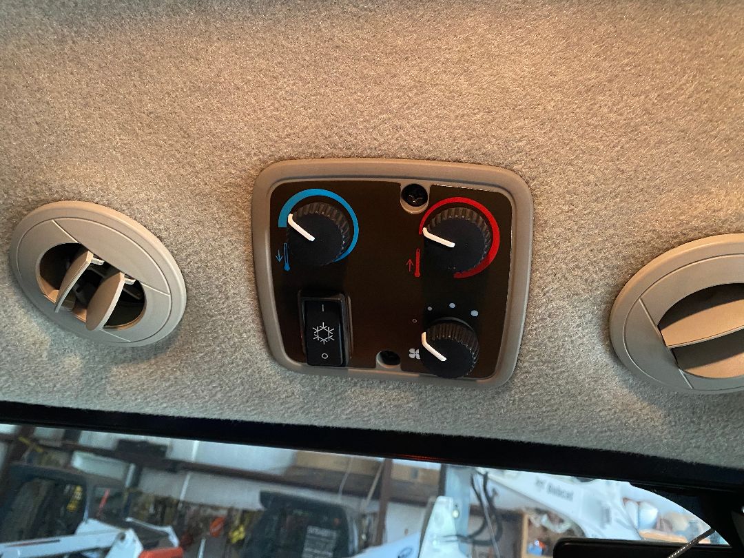 2017 John Deere 4052R - view 10 of 40