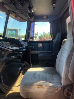 1996 VOLVO WG64 - Image 13