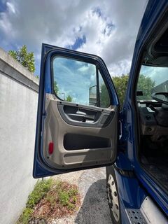 2012 FREIGHTLINER Cascadia - Image 15