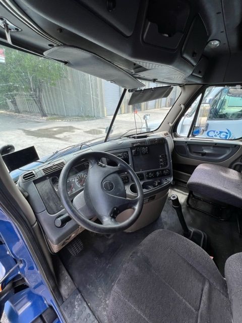 2012 FREIGHTLINER Cascadia - view 17 of 25