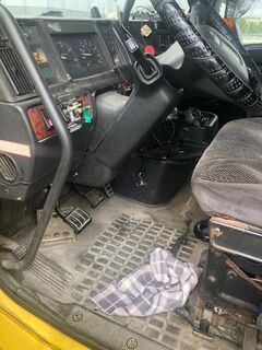 1999 VOLVO VNL64T770 - Image 14