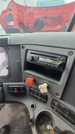 2012 FREIGHTLINER Cascadia - Image 11