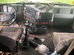 1999 VOLVO VNL64T770 - Image 15