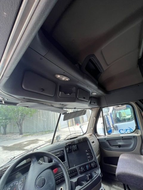 2012 FREIGHTLINER Cascadia - view 19 of 25