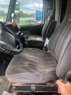 1999 VOLVO VNL64T770 - Image 13