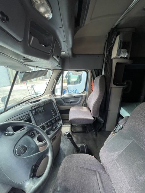 2012 FREIGHTLINER Cascadia - view 18 of 25