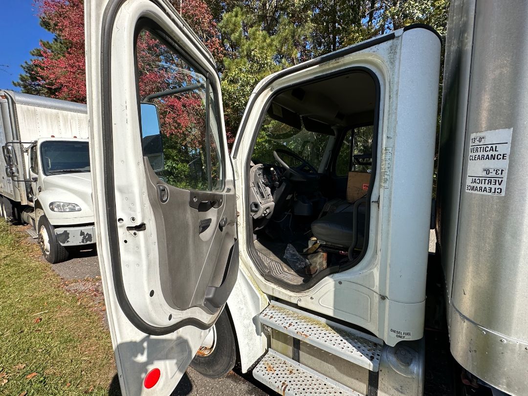 2006 FREIGHTLINER M2 Business Class Box Truck - view 19 of 35