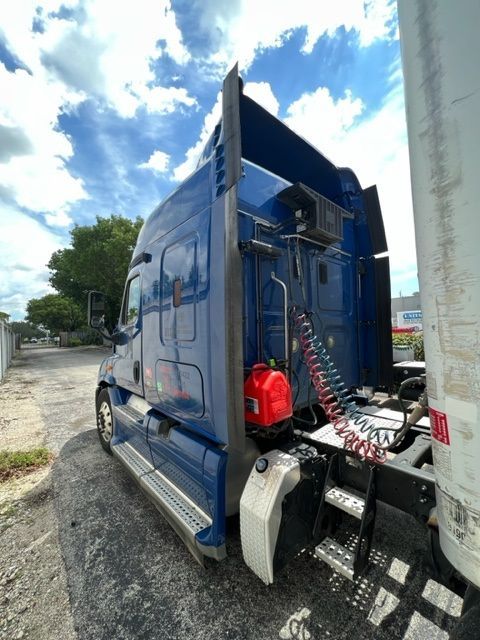 2012 FREIGHTLINER Cascadia - view 6 of 25