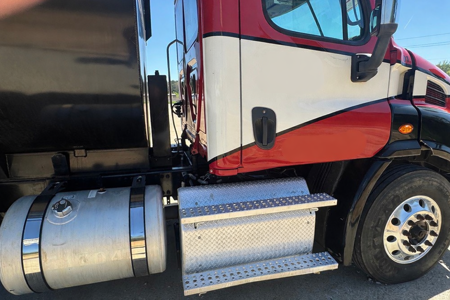 2018 FREIGHTLINER Cascadia - view 4 of 25