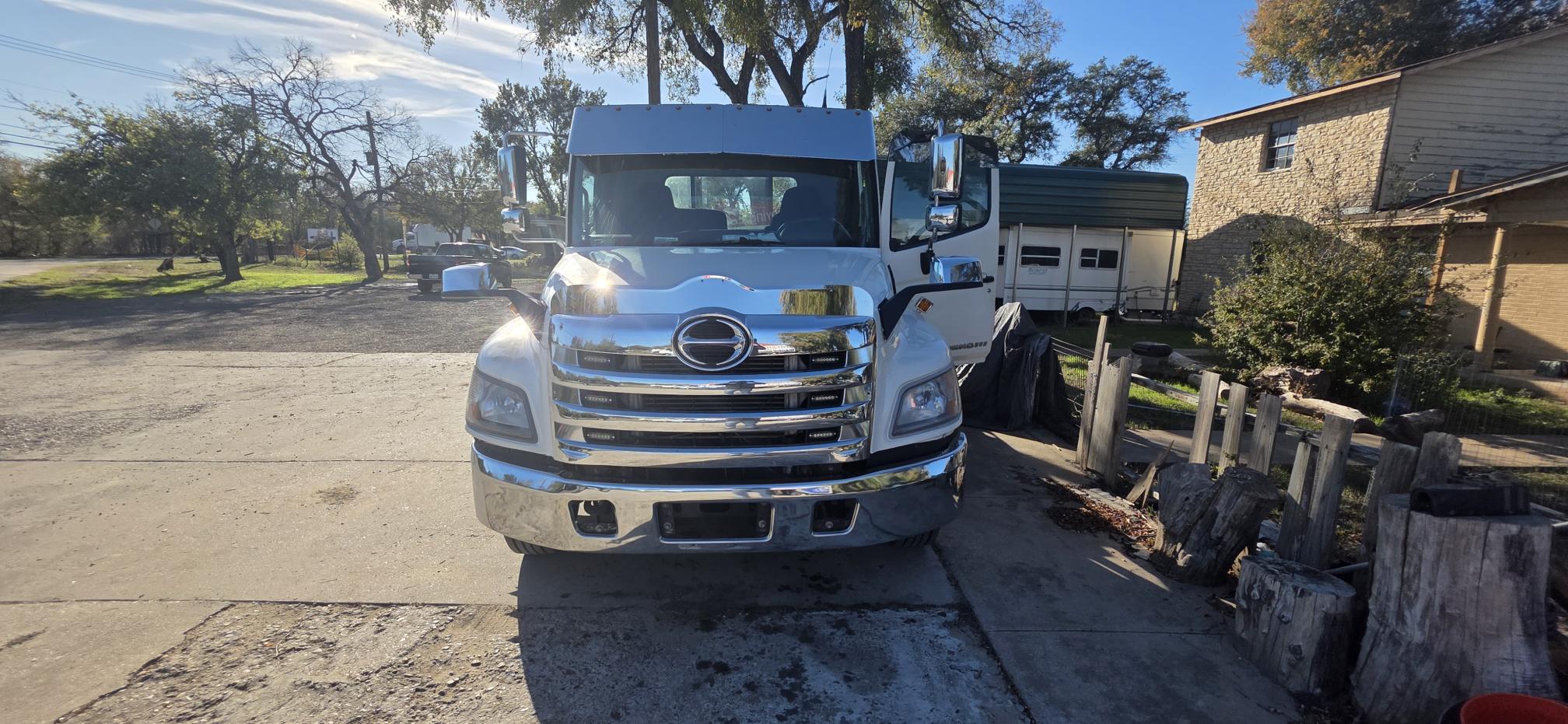 2011 HINO 258 - Image 5