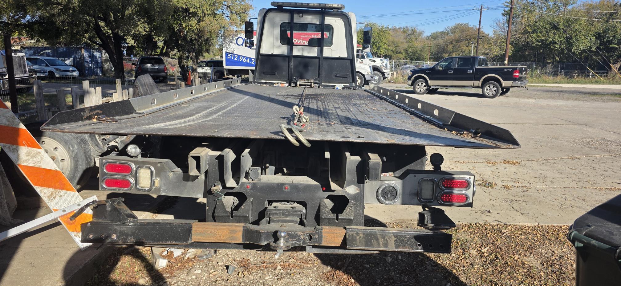 2011 HINO 258 - Image 3