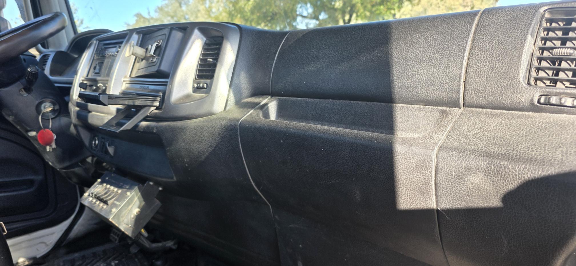 2011 HINO 258 - Image 7