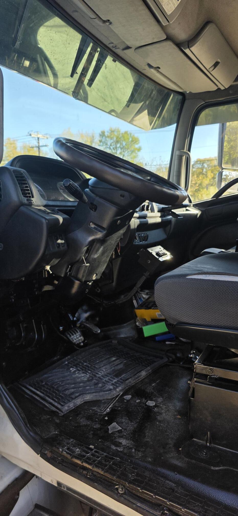 2011 HINO 258 - Image 6