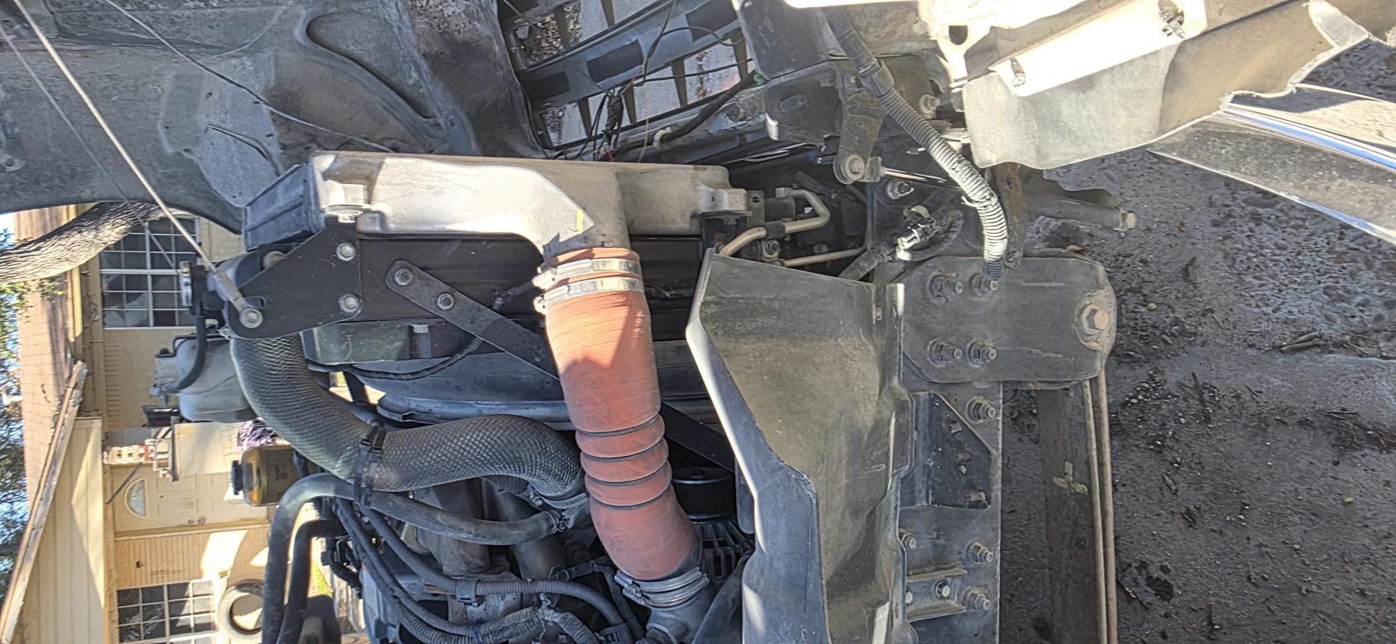 2011 HINO 258 - Image 9