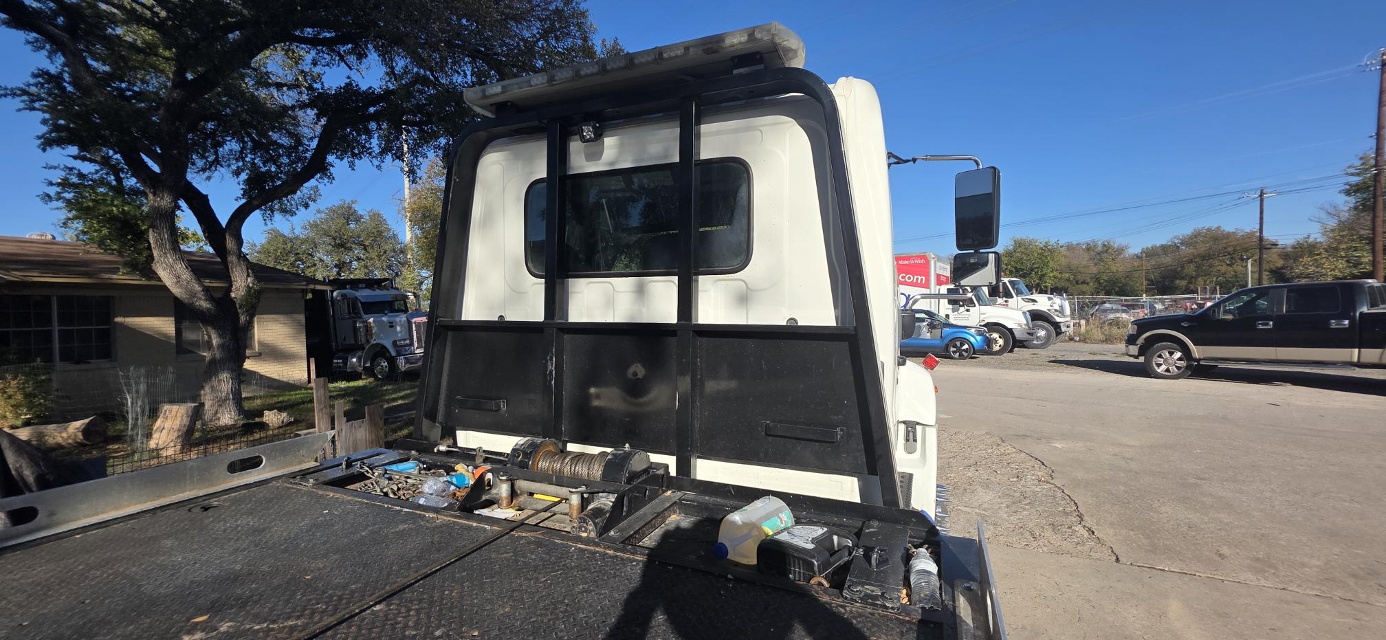 2011 HINO 258 - Image 4