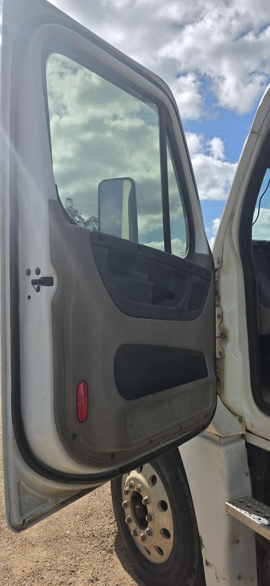 2012 FREIGHTLINER Cascadia - view 11 of 55