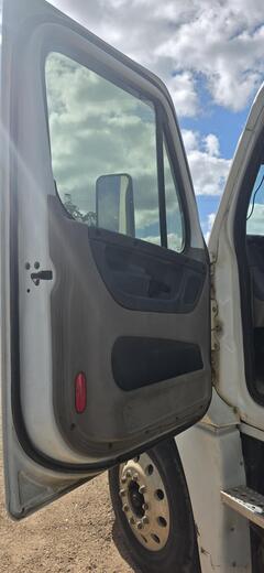 2012 FREIGHTLINER Cascadia - Image 11