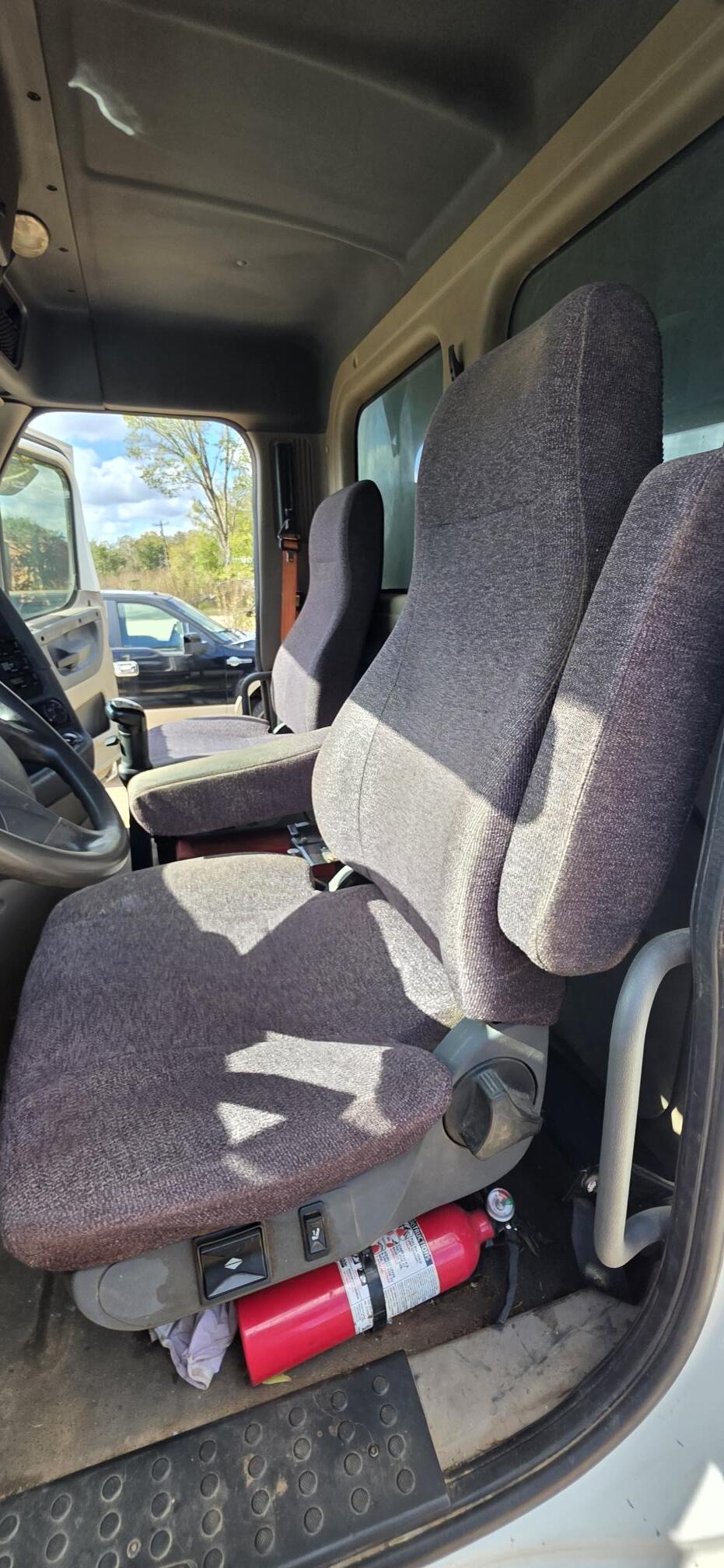 2012 FREIGHTLINER Cascadia - view 13 of 55