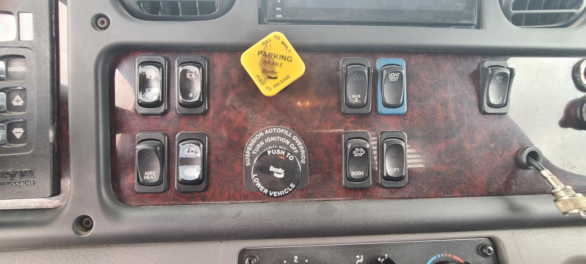 2016 FREIGHTLINER M2-106 - Image 32