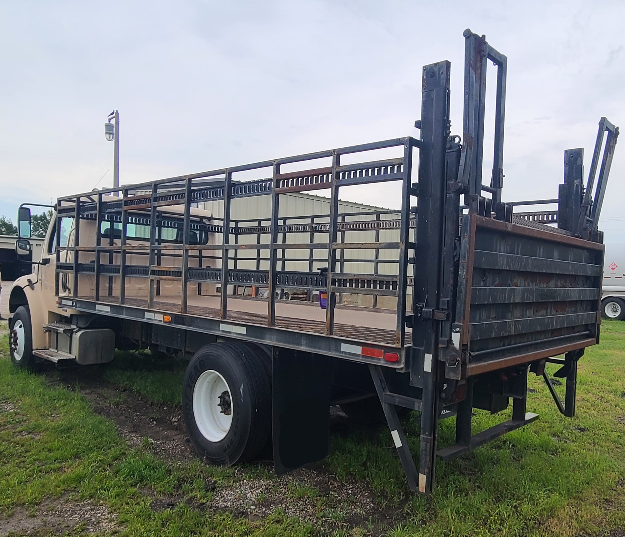 2006 FREIGHTLINER M2 106 - Image 3