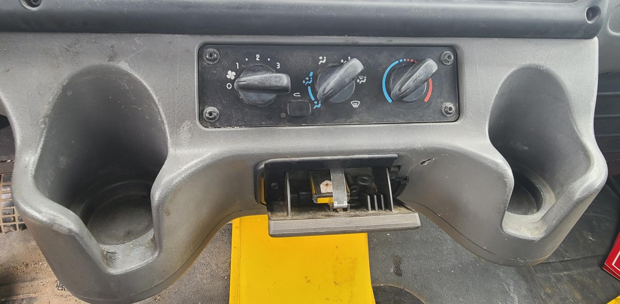 2006 FREIGHTLINER M2 106 - Image 44