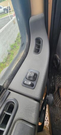 2006 FREIGHTLINER M2 106 - Image 46