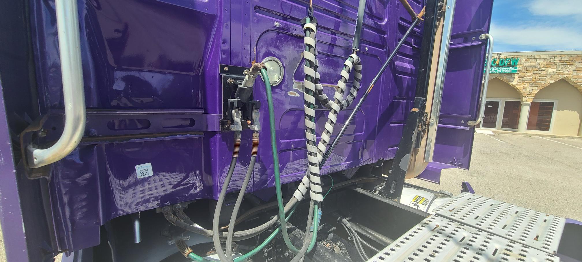 2015 VOLVO VNL64T780 - Image 31