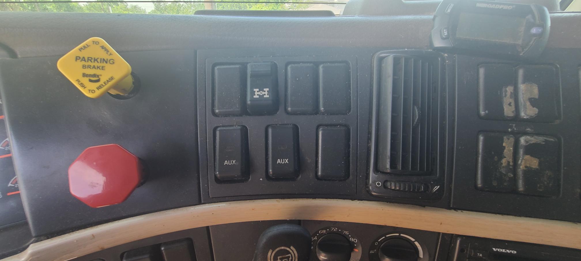 2015 VOLVO VNL64T780 - Image 39