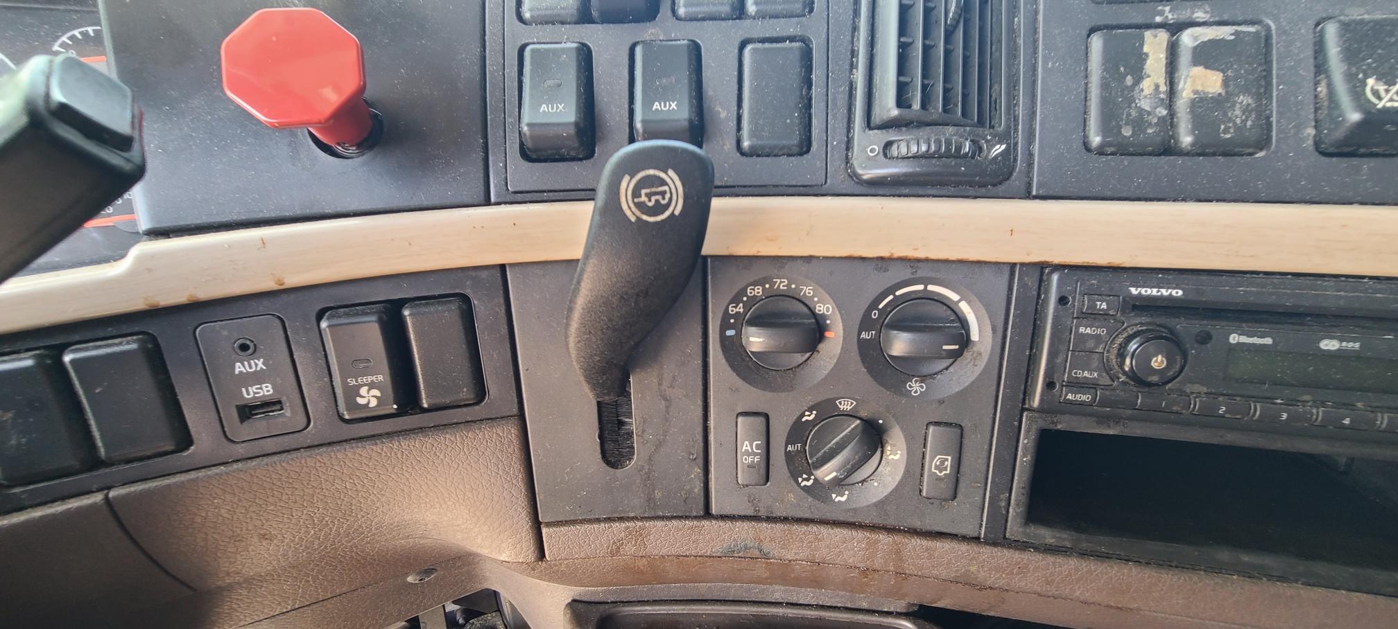 2015 VOLVO VNL64T780 - Image 43