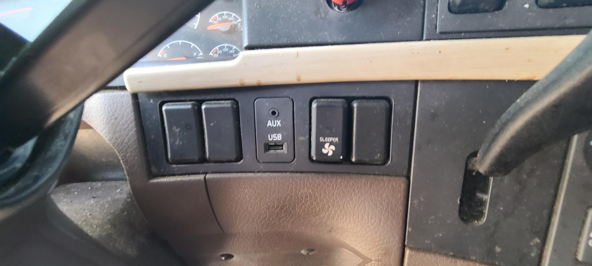 2015 VOLVO VNL64T780 - Image 44