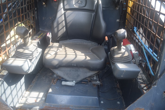 2020 DEERE 317G - Image 6