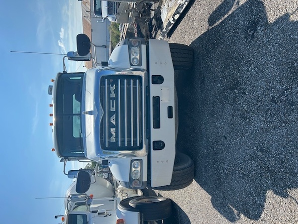2016 MACK GU700