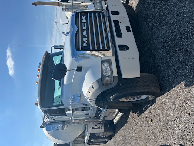 2016 MACK GU700 - Image 2