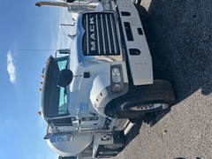 2016 MACK GU700 - Image 2