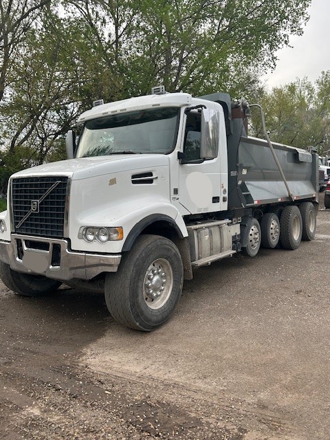 2017 VOLVO VHD - view 2 of 25