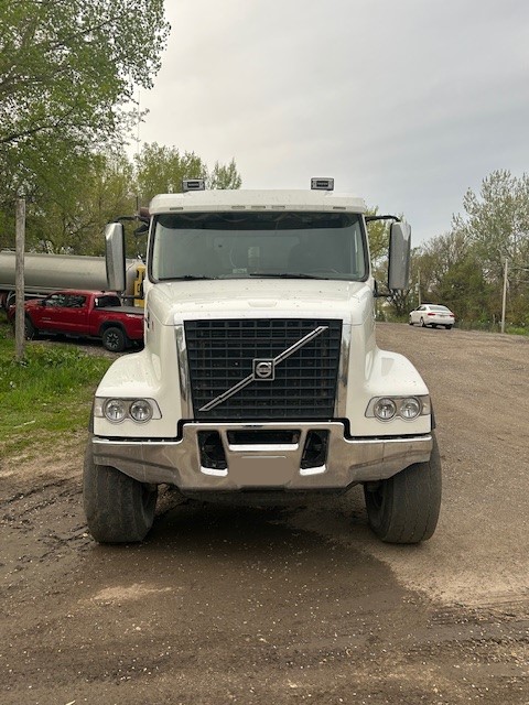 2017 VOLVO VHD - Image 3