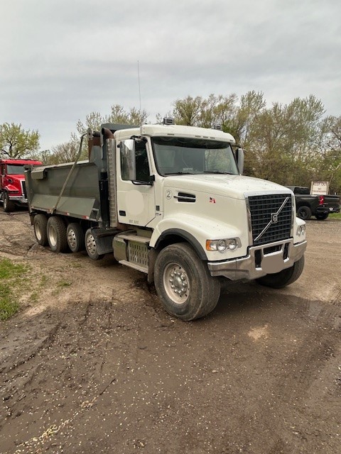 2017 VOLVO VHD - view 4 of 25