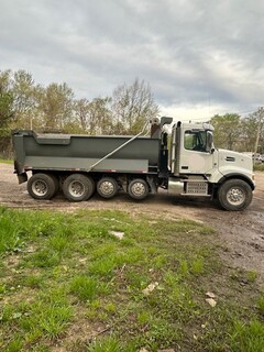2017 VOLVO VHD - Image 5
