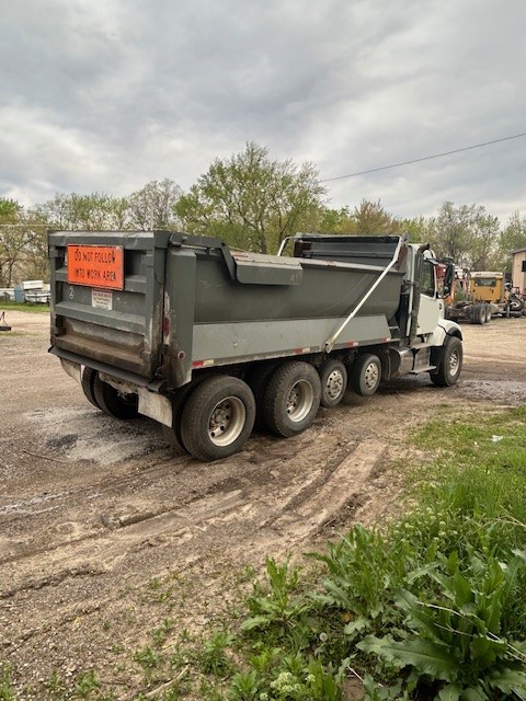 2017 VOLVO VHD - Image 6