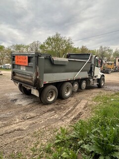2017 VOLVO VHD - Image 6