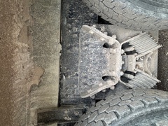 2017 VOLVO VHD - Image 8